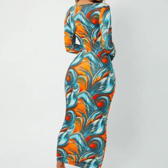 NEW INVENTORY 🍑Scroll Print V Neck Body-con Dress🍑 - Picture 3 of 6